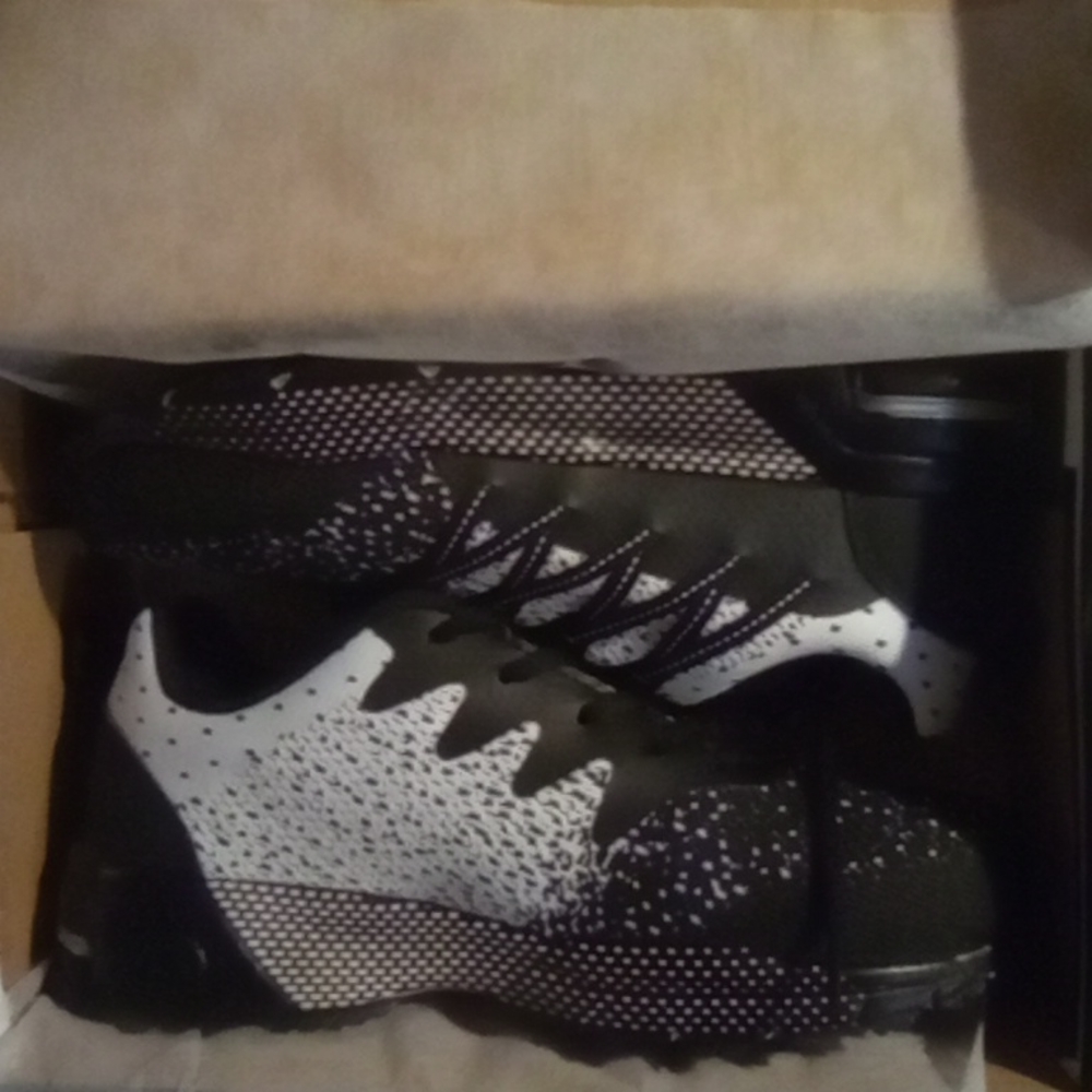 Athletic shoes